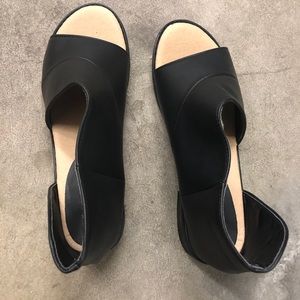 Stylish and cute sandal! Never been worn.